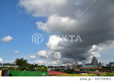 台湾台北市の市街地と雲 69749963