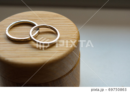 2つの結婚指輪 2つの結婚指輪 69750863