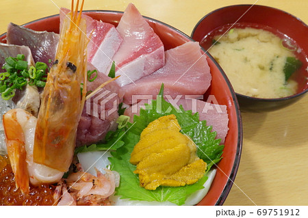 お店で食べる豪華海鮮丼 お店で食べる豪華海鮮丼 69751912