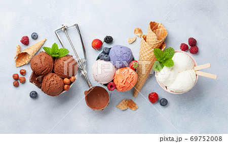 Berry, vanilla and chocolate ice cream scoops Berry, vanilla and chocolate ice cream scoops 69752008
