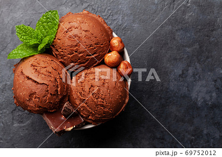 Chocolate with nuts ice cream scoops 69752012