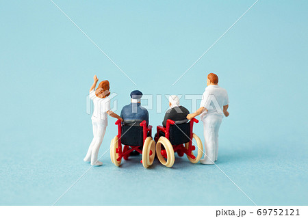 車椅子の介護イメージ  69752121