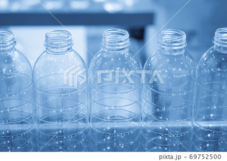 The PET bottles  on the conveyor belt . 69752500