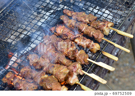 バーベキューで焼く羊肉串 バーベキューで焼く羊肉串 69752509