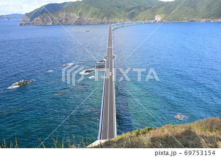 鳥の巣山展望所から望む甑島大橋 69753154