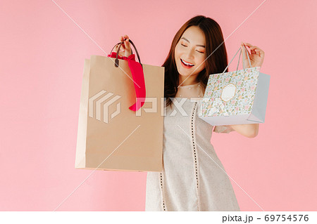 Girl Shopping 69754576