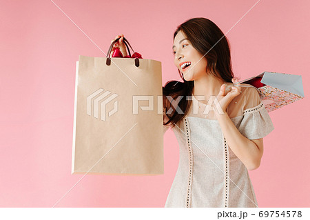 Girl Shopping 69754578