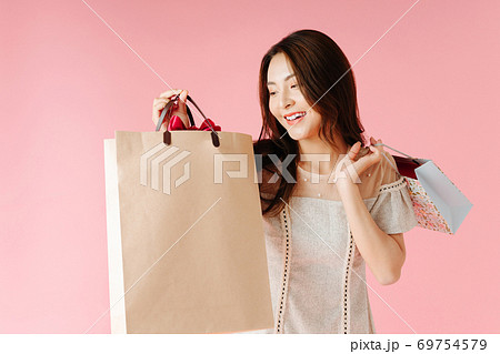 Girl Shopping 69754579