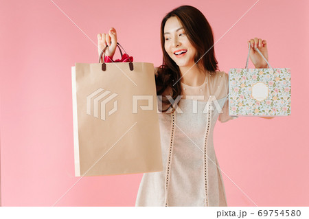 Girl Shopping 69754580