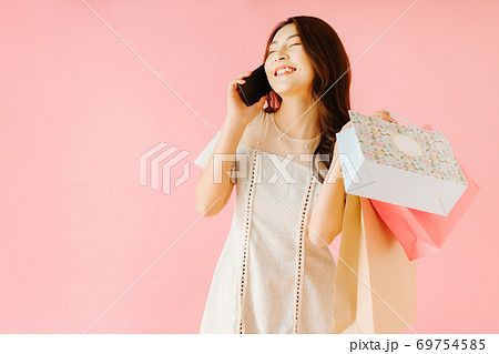 Girl Shopping Girl Shopping 69754585
