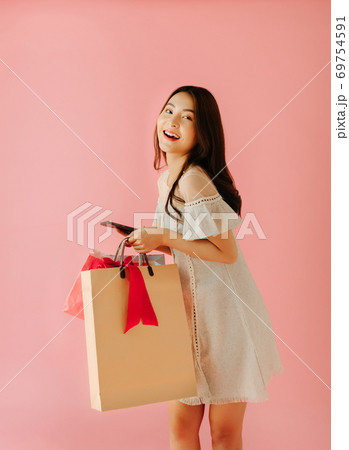 Girl Shopping 69754591