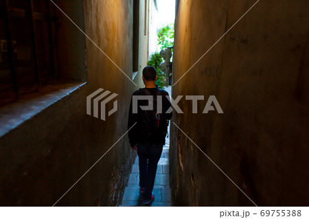 The architecture of the strago city of Prague. The narrowest street in Europe. The passage between buildings for one person, regulated by traffic lights 69755388
