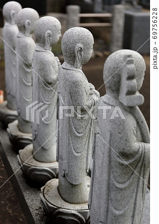 並んだお地蔵さま 並んだお地蔵さま 69756228