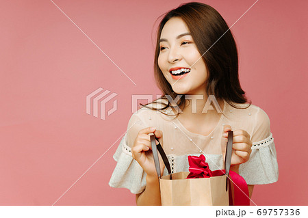 Shopping girl 69757336