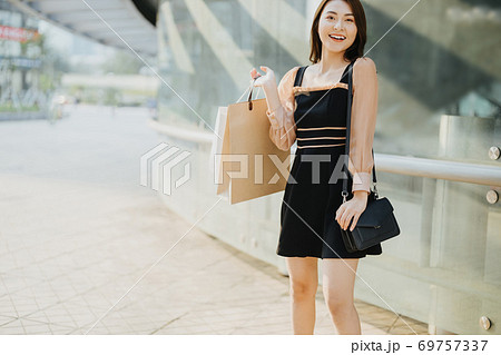 Shopping girl Shopping girl 69757337