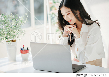 女性 ビジネス コーヒーブレイク 女性 ビジネス コーヒーブレイク 69757343