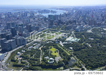 皇居上空よりお台場方向を望む・皇居・空撮 69759602
