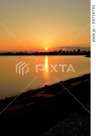 葛西臨海公園 オレンジ色に染まる海岸 夕景 葛西臨海公園 オレンジ色に染まる海岸 夕景 69759795