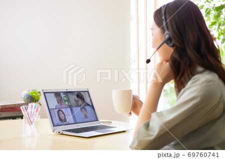 リビングでオンラインミーティングをする女性 69760741