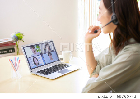 リビングでオンラインミーティングをする女性 69760743