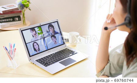 リビングでオンラインミーティングをする女性 69760744