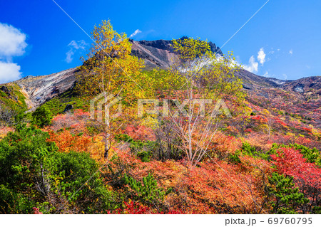 紅葉と那須茶臼岳の写真素材