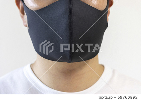 黒い立体型の布マスクをつけた男性 黒い立体型の布マスクをつけた男性 69760895