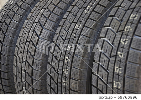 新品のスタッドレスタイヤ　トレッド部 69760896