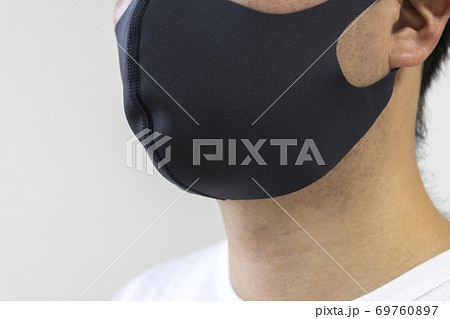 黒い立体型の布マスクをつけた男性 69760897