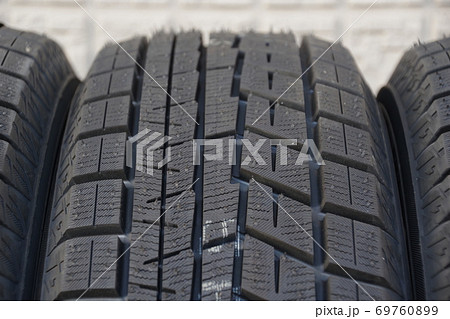 新品のスタッドレスタイヤ トレッド部 新品のスタッドレスタイヤ トレッド部 69760899