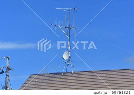 住宅の屋根に設置された放送受信用アンテナ 69761821