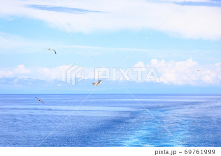 新潟の日本海の景色、夏の昼間に船上から 新潟の日本海の景色、夏の昼間に船上から 69761999