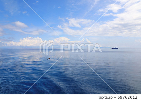 新潟の日本海の景色、夏の昼間に船上から 新潟の日本海の景色、夏の昼間に船上から 69762012
