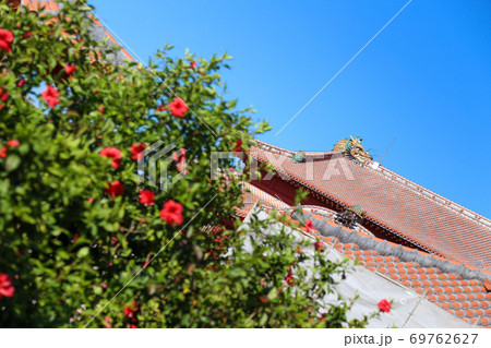 首里城正殿瓦と花 69762627