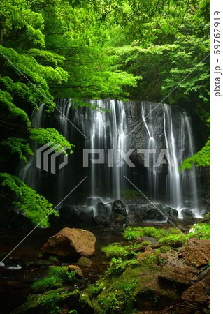 福島県猪苗代町　達沢不動滝 69762919