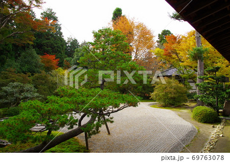 紅葉の名勝  京都  曼殊院門跡 69763078