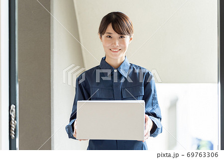 女性配達員イメージ 女性配達員イメージ 69763306