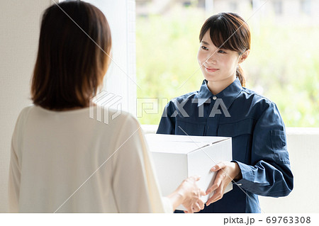 女性配達員イメージ 69763308
