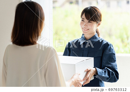 女性配達員イメージ 女性配達員イメージ 69763312
