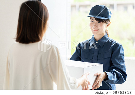 女性配達員イメージ 69763318