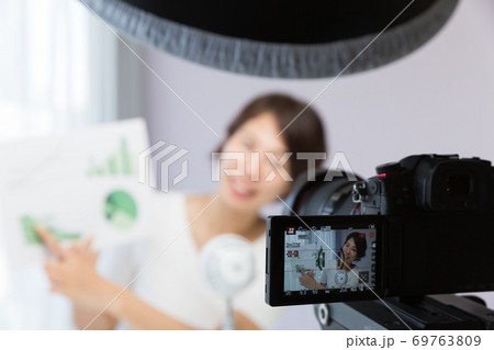 一眼レフカメラで動画を撮影する女性 一眼レフカメラで動画を撮影する女性 69763809