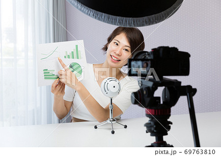 一眼レフカメラで動画を撮影する女性 一眼レフカメラで動画を撮影する女性 69763810