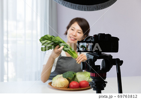 一眼レフカメラで動画を撮影する女性 一眼レフカメラで動画を撮影する女性 69763812