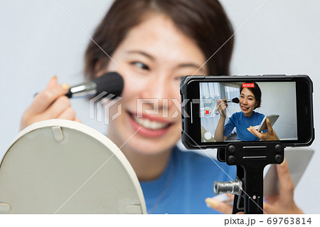 スマートフォンで動画を撮影する女性 スマートフォンで動画を撮影する女性 69763814