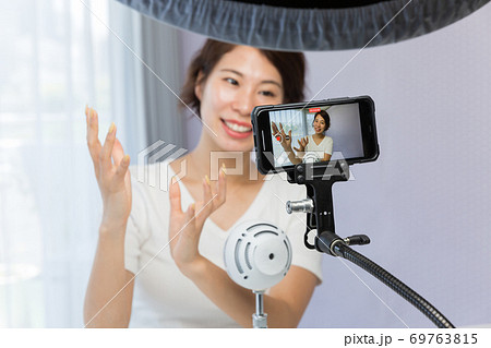 スマートフォンで動画を撮影する女性 スマートフォンで動画を撮影する女性 69763815