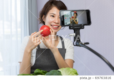 スマートフォンで動画を撮影する女性 スマートフォンで動画を撮影する女性 69763816