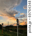 夕焼けと道路標識 69764348