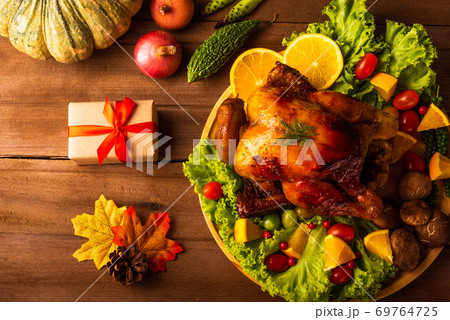 Thanksgiving roasted turkey or chicken and vegetables 69764725