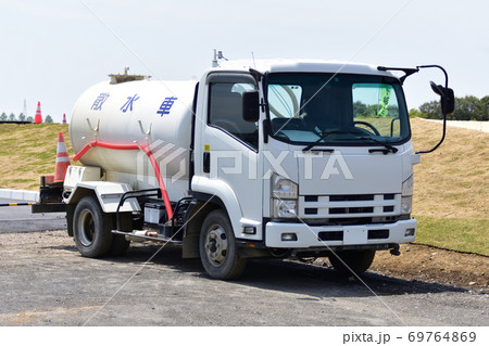 堤防の嵩上げ工事現場の散水車 堤防の嵩上げ工事現場の散水車 69764869