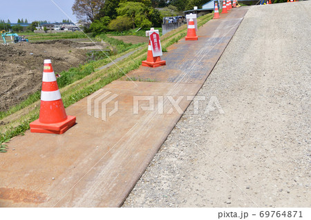 堤防の嵩上げ工事風景 69764871